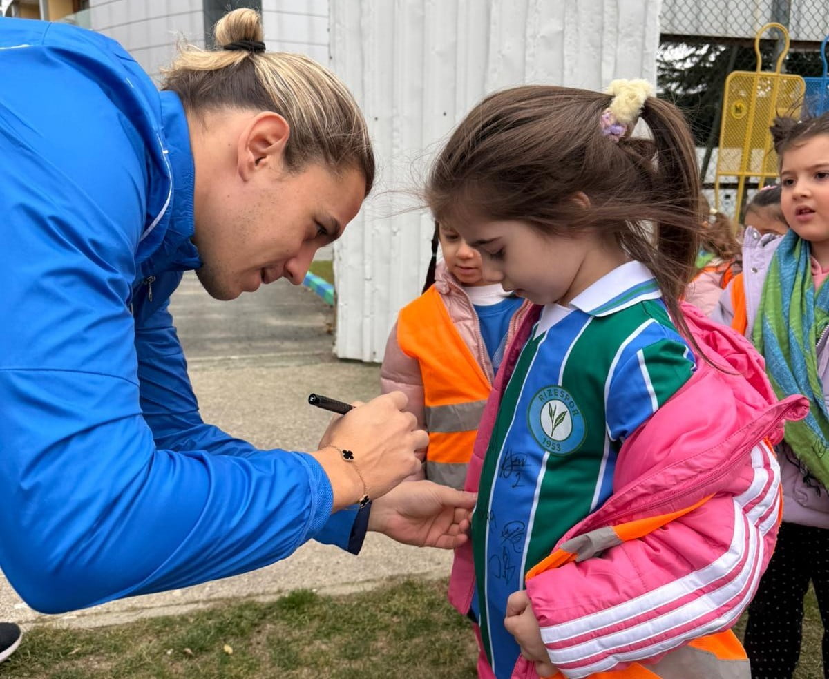GÜLBAHAR ANAOKULU ÖĞRENCİLERİ, ÇAYKUR RİZESPOR ANTRENMANINI ZİYARET ETTİ.