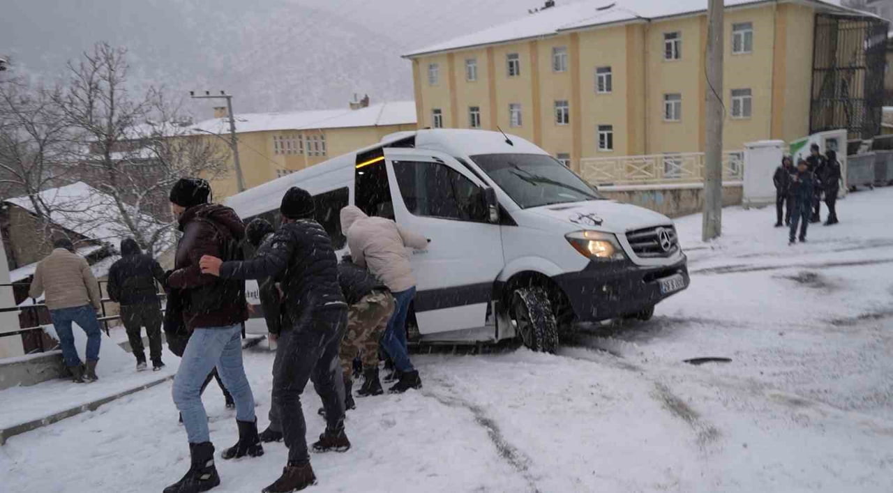 GÜMÜŞHANE’DE SABAH SAATLERİNDE ETKİSİNİ ARTIRAN KAR YAĞIŞI SONRASI BUZLANAN YOLLARDA ÖĞRENCİ DOLU...