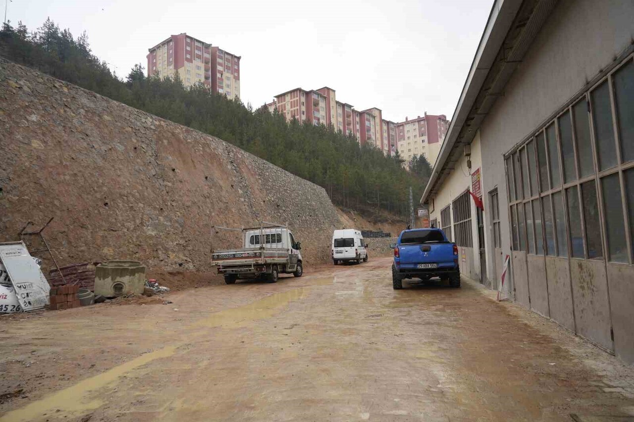 GÜMÜŞHANE’DE SANAYİ SİTESİNDE YAŞANAN HEYELANIN ARDINDAN YAPILAN İSTİNAT DUVARLARINDA ÇATLAKLAR...