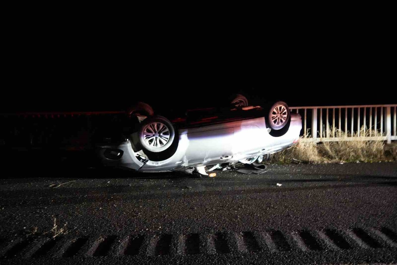 GÜMÜŞHANE’DE VİRAJI ALAMAYAN OTOMOBİLİN KARŞI ŞERİDE GEÇİP TAKLA ATMASI SONUCU 5 KİŞİ...