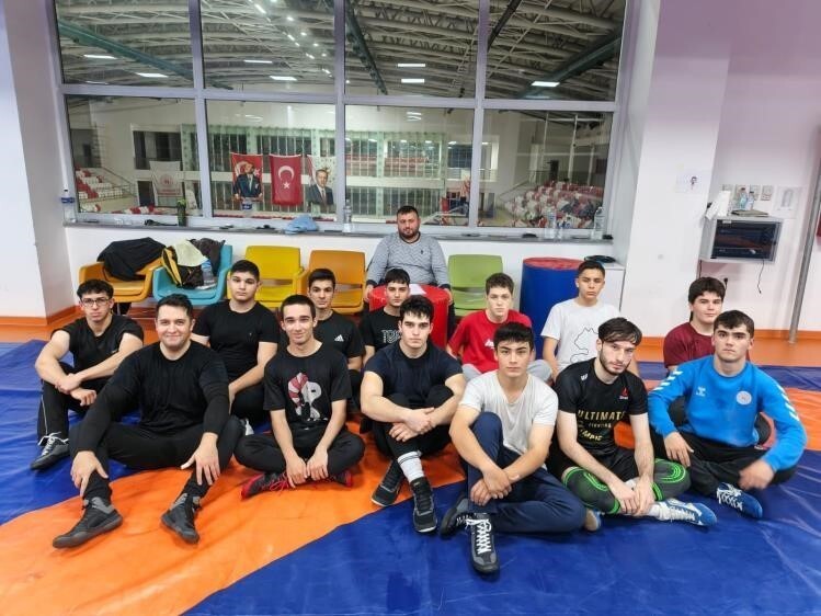 GÜREŞ MİNDERİNDE GÜÇ VE TEKNİK BİR ARADA