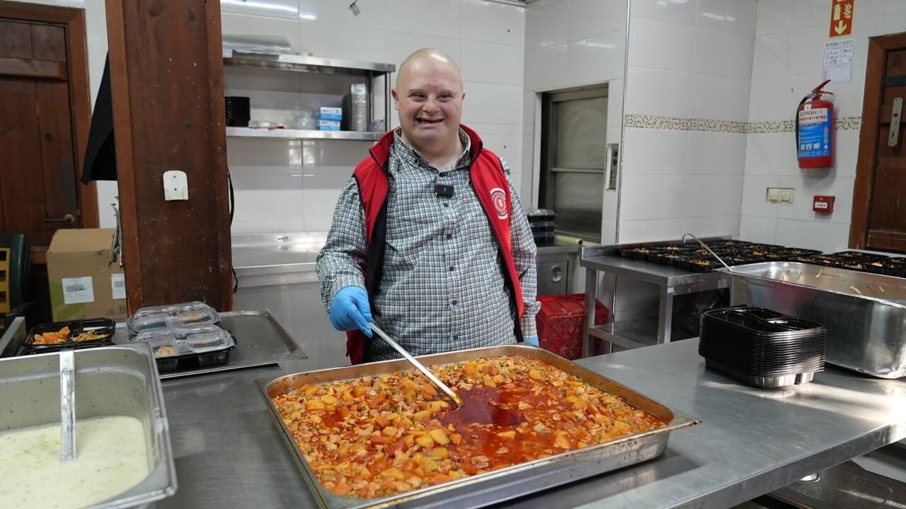 GÜRSU BELEDİYESİ’NİN SEVİLEN YÜZÜ MESUT, DÜNYA ENGELLİLER GÜNÜ’NDE BU KEZ DE YEMEK DAĞITIMINA...