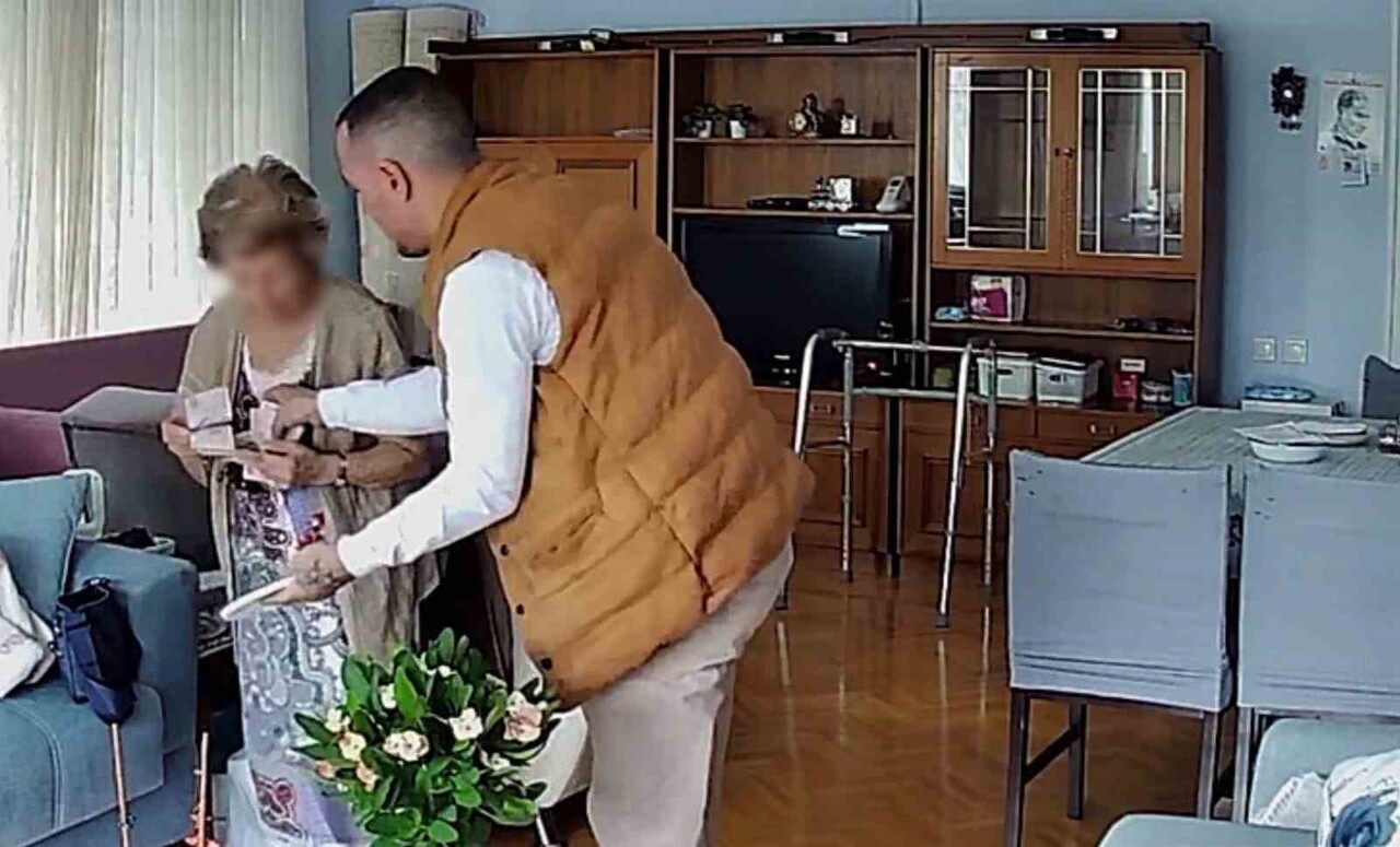 GÜVENLİK KAMERASI GÖRÜNTÜLERİNDE, DOLANDIRICININ, YAŞLI KADININ ÇANTASINDAN PARALARI HIZLI BİR...