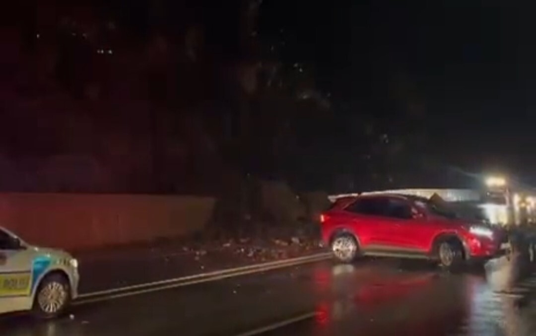 HAKKARİ'DE ETKİLİ OLAN YAĞIŞLARIN ARDINDAN YAMAÇLARDAN DÜŞEN DEV KAYALAR YOLU TAMAMEN KAPATTI....