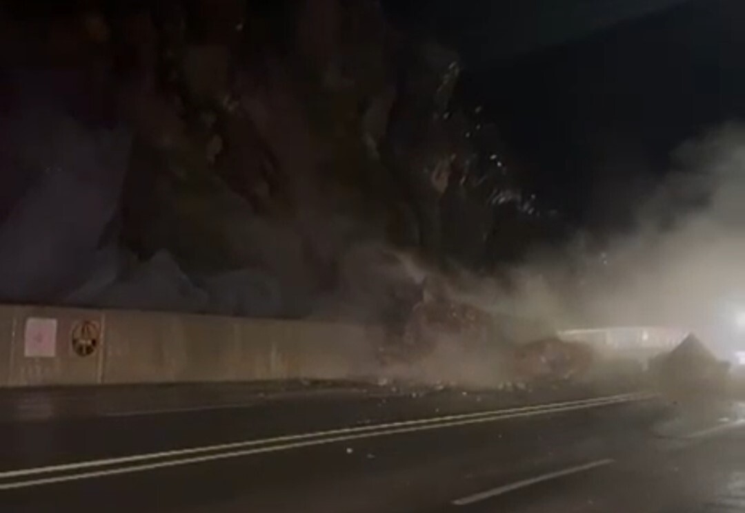 HAKKARİ'DE ETKİLİ OLAN YAĞIŞLARIN ARDINDAN YAMAÇLARDAN DÜŞEN DEV KAYALAR YOLU TAMAMEN KAPATTI....