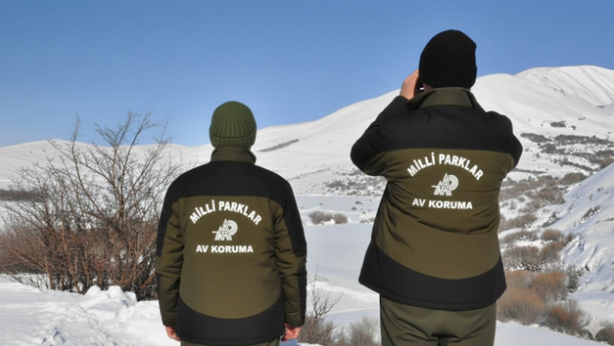 HAKKÂRİ'DE YÜRÜTÜLEN KORUMA-KONTROL FAALİYETLERİ KAPSAMINDA VURULMUŞ YABAN KEÇİSİYLE YAKALANAN...