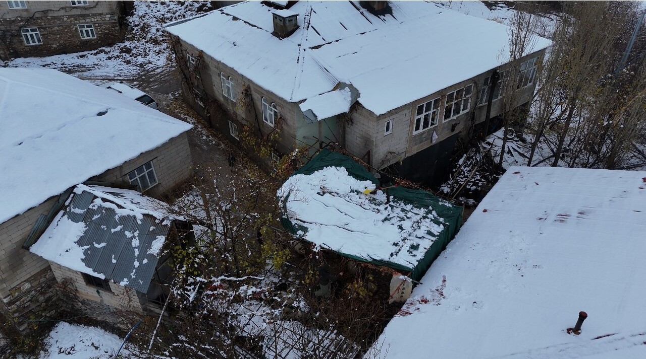 HAKKARİ'NİN ŞEMDİNLİ İLÇESİNE BAĞLI AKTÜTÜN BÖLGESİNDE YOĞUN KAR YAĞIŞININ ETKİLİ OLDUĞU...