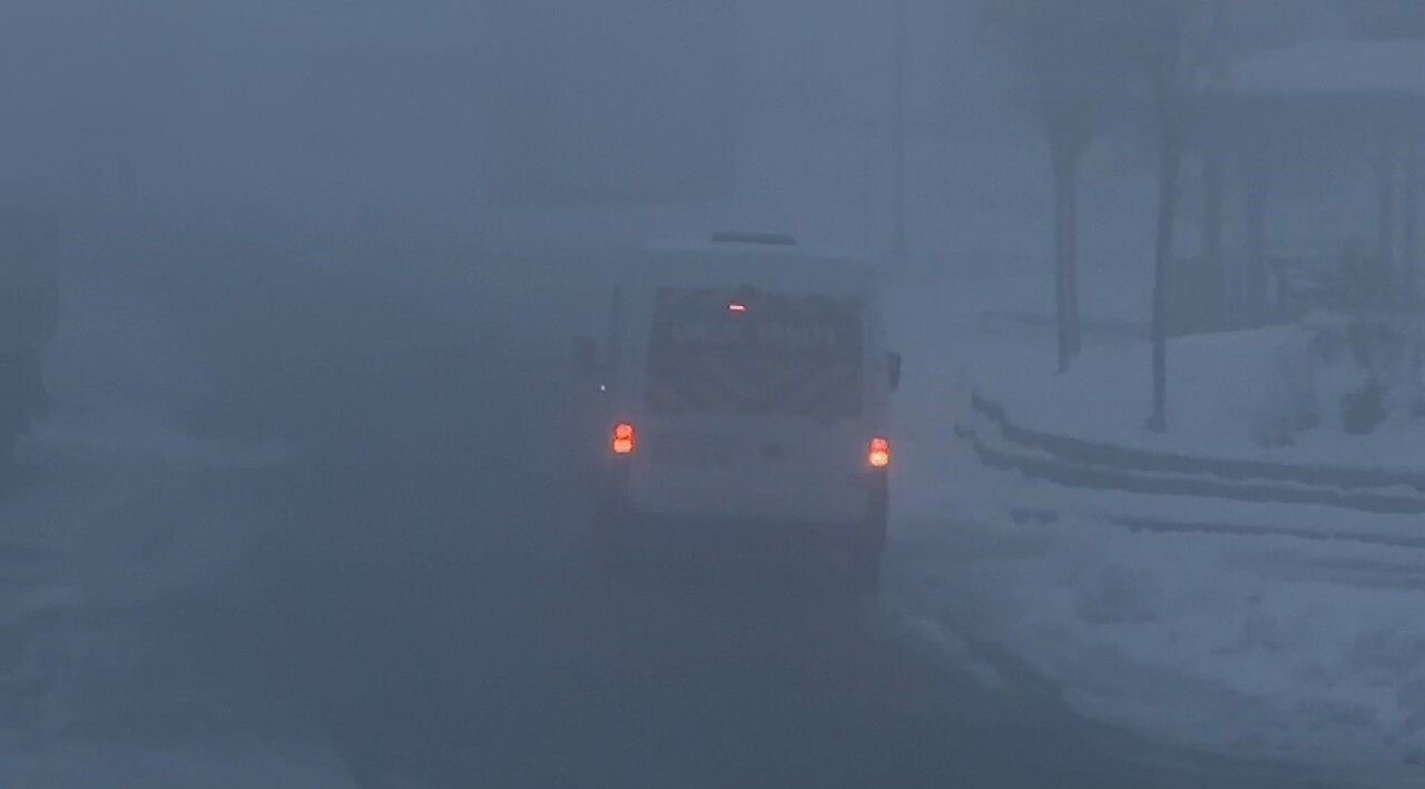 HAKKARİ'NİN YÜKSEKOVA İLÇESİNDE ETKİLİ OLAN YOĞUN SİS NEDENİYLE ADETA GÖZ GÖZÜ...