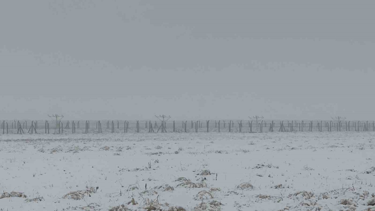 HAKKARİ'NİN YÜKSEKOVA İLÇESİNDE SABAH SAATLERİNDEN İTİBAREN ETKİSİNİ ARTIRAN YOĞUN KAR YAĞIŞI...