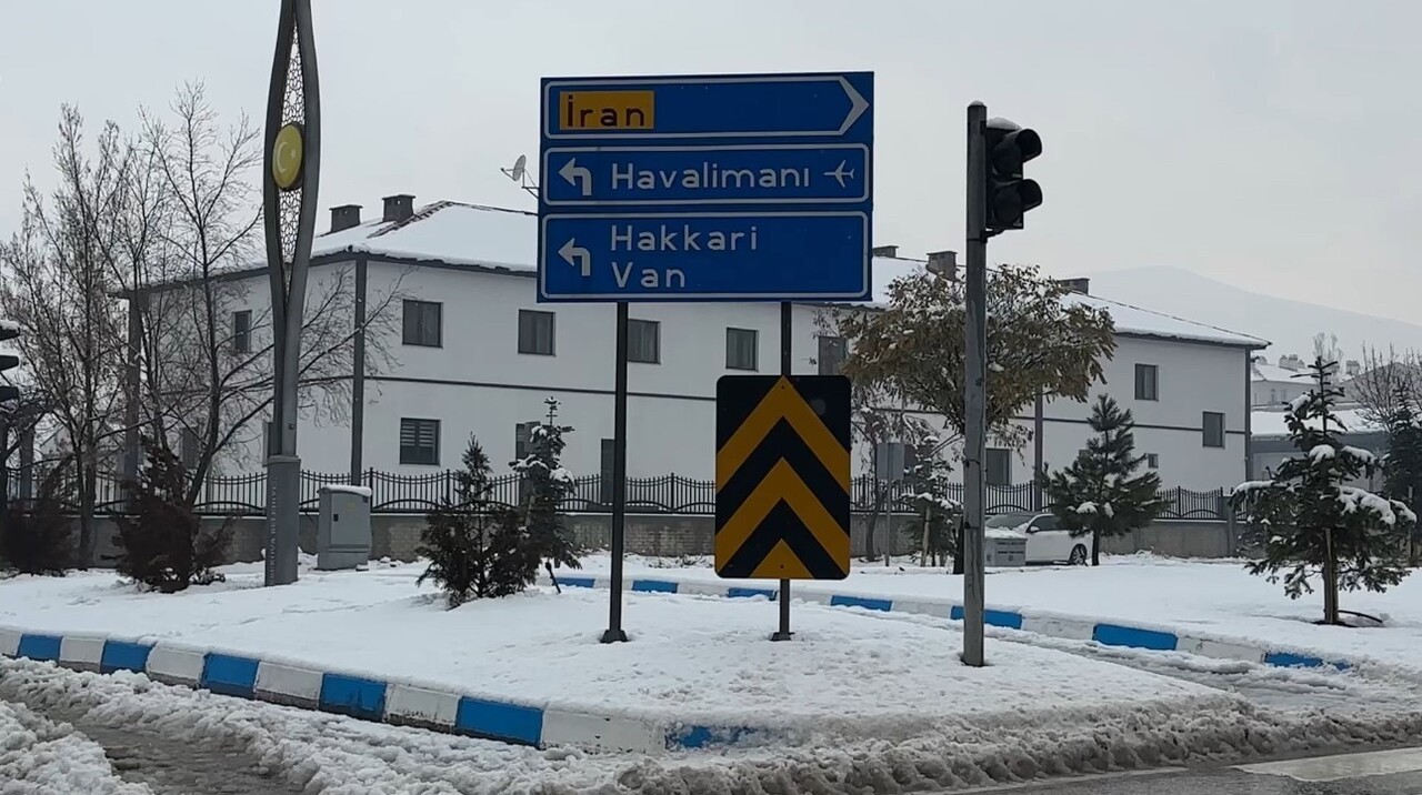 HAKKARİ'NİN YÜKSEKOVA İLÇESİNDE SABAH SAATLERİNDEN İTİBAREN ETKİSİNİ ARTIRAN YOĞUN KAR YAĞIŞI...