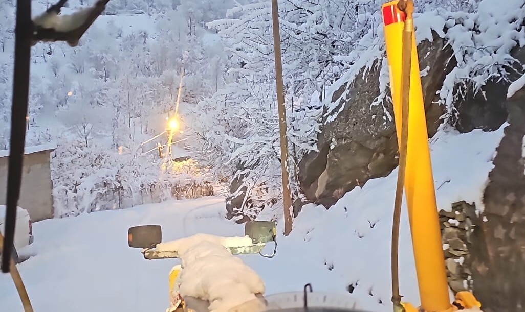 HAKKARİ BELEDİYESİ FEN İŞLERİ MÜDÜRLÜĞÜ’NE BAĞLI KARLA MÜCADELE EKİPLERİ, KENT GENELİNDE GECELİ...