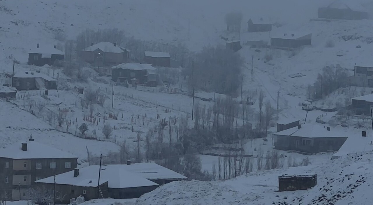 HAKKARİ’DE YOĞUN KAR YAĞIŞI NEDENİYLE 43 YERLEŞİM YERİNİN YOLU ULAŞIMA KAPANDI.