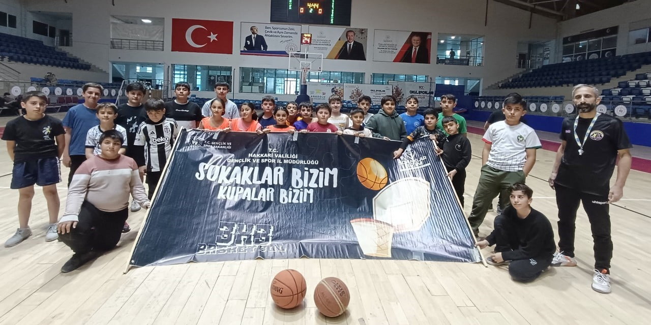HAKKÂRİ GENÇLİK VE SPOR İL MÜDÜRLÜĞÜ SPOR SALONU’NDA "KUPALAR BİZİM, SOKAKLAR BİZİM" SLOGANIYLA...