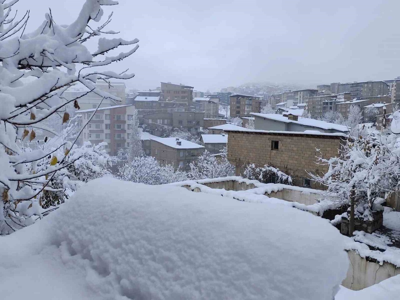 HAKKARİ İL GENELİNDE ETKİLİ OLAN YOĞUN KAR YAĞIŞI NEDENİYLE 13 KÖY VE 30 MEZRA YOLU ULAŞIMA...