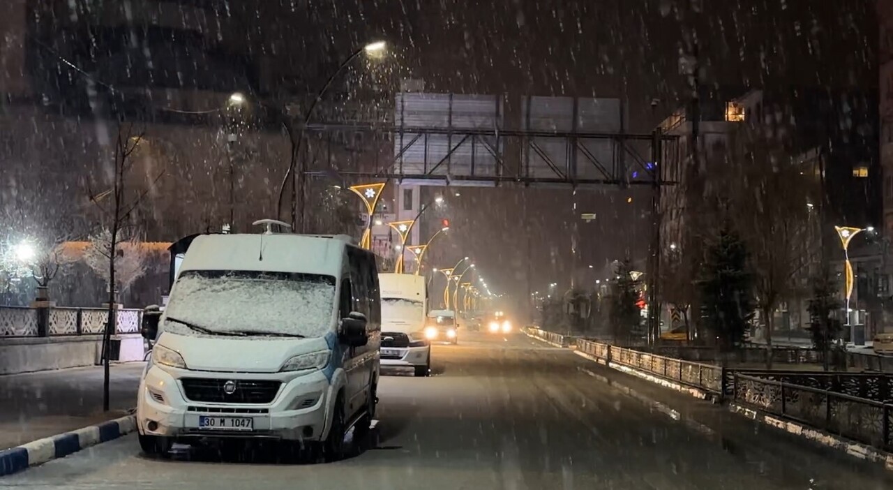 HAKKARİ’NİN YÜKSEKOVA İLÇESİNDE AKŞAM SAATLERİNDE BAŞLAYAN KAR YAĞIŞI İLÇEYİ BEYAZA BÜRÜRKEN...
