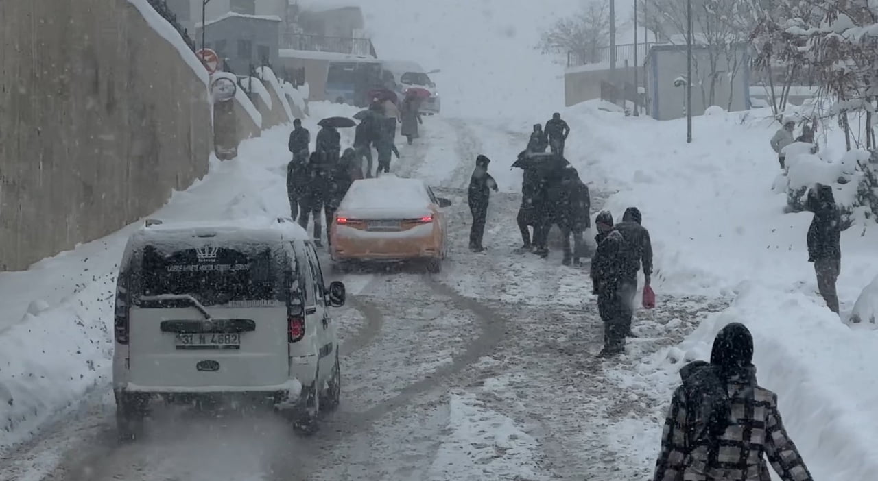 HAKKARİ’NİN YÜKSEKOVA İLÇESİNDE BAŞLAYA YOĞUN KAR YAĞIŞI İLE TİPİ VE YÜZLERCE ARACIN YOLDA...