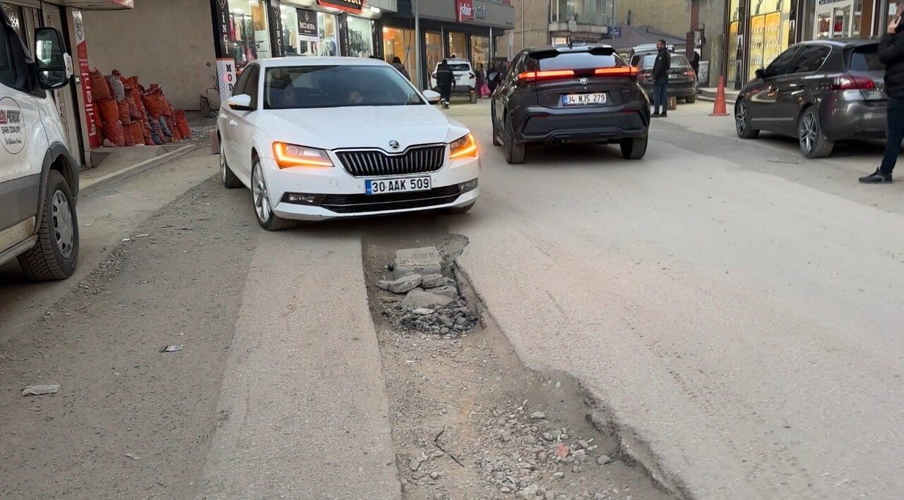HAKKARİ’NİN YÜKSEKOVA İLÇESİNDE DOĞALGAZ KAZILARINDAN DOLAYI İLÇENİN BİR ÇOK YOLU KULLANMAZ HALE...