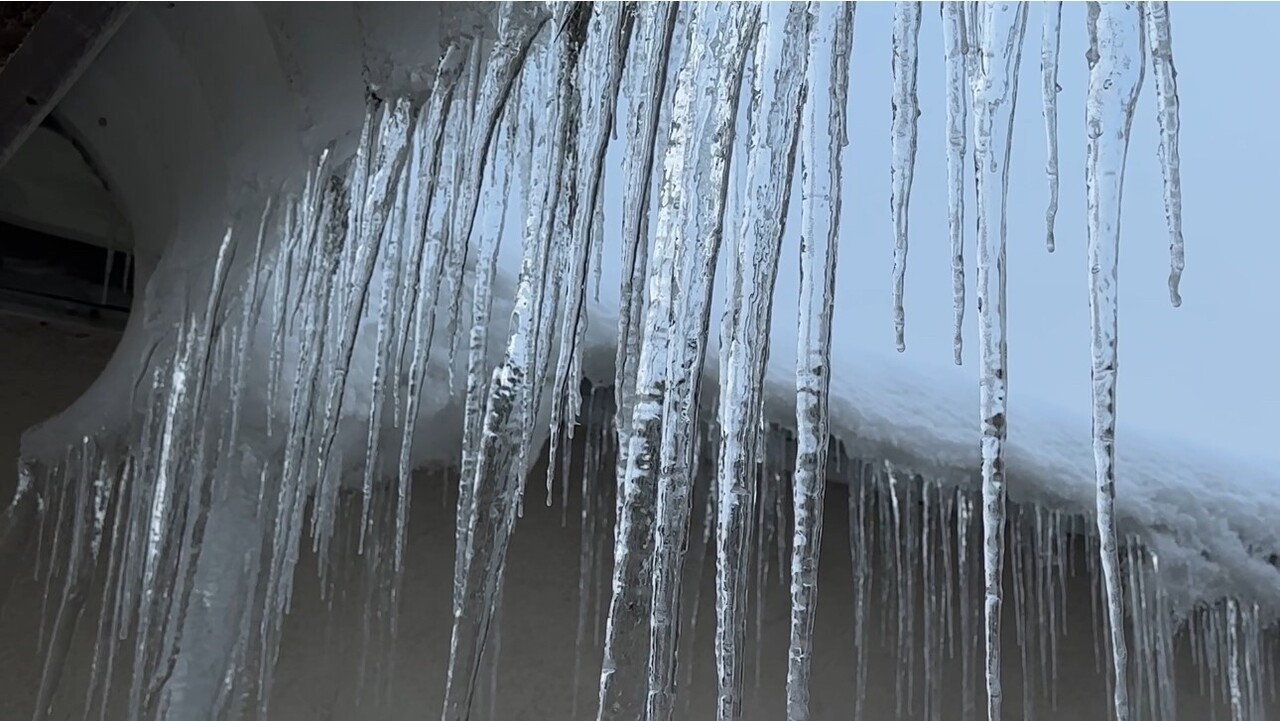 HAKKARİ’NİN YÜKSEKOVA İLÇESİNDE DONDURUCU SOĞUKLAR NEDENİYLE ÇATILARDA BUZ SARKITLARI BİR METREYİ...