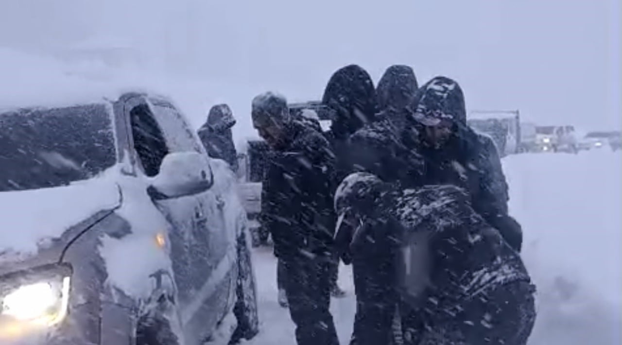 HAKKARİ’NİN YÜKSEKOVA İLÇESİNDE ETKİLİ OLAN KAR YAĞIŞI VE FIRTINA ULAŞIMDA AKSAMALARA NEDEN...