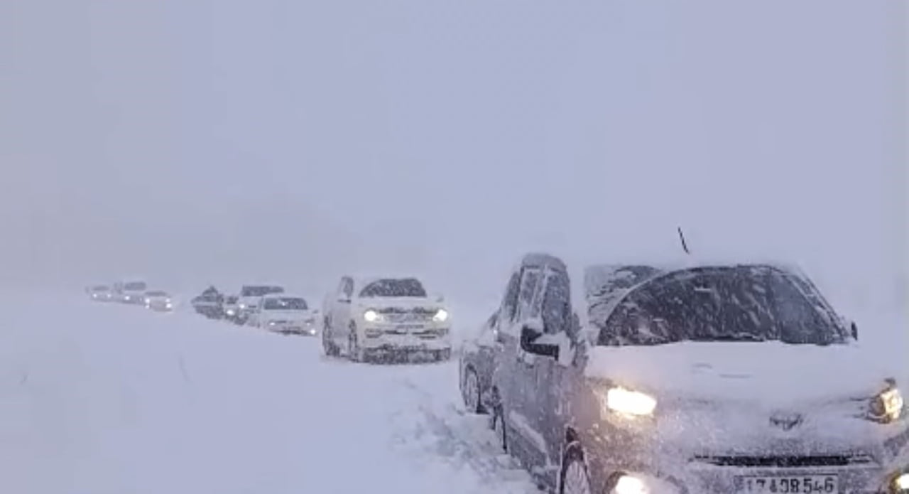 HAKKARİ’NİN YÜKSEKOVA İLÇESİNDE ETKİLİ OLAN KAR YAĞIŞI VE FIRTINA ULAŞIMDA AKSAMALARA NEDEN...
