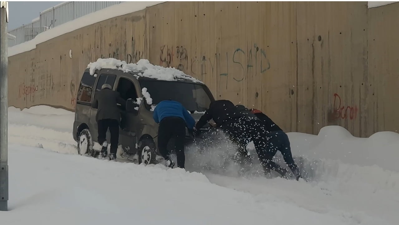 HAKKARİ’NİN YÜKSEKOVA İLÇESİNDE ETKİLİ OLAN YOĞUN KAR YAĞIŞI NEDENİYLE YOLDA MAHSUR KALAN ARAÇ...