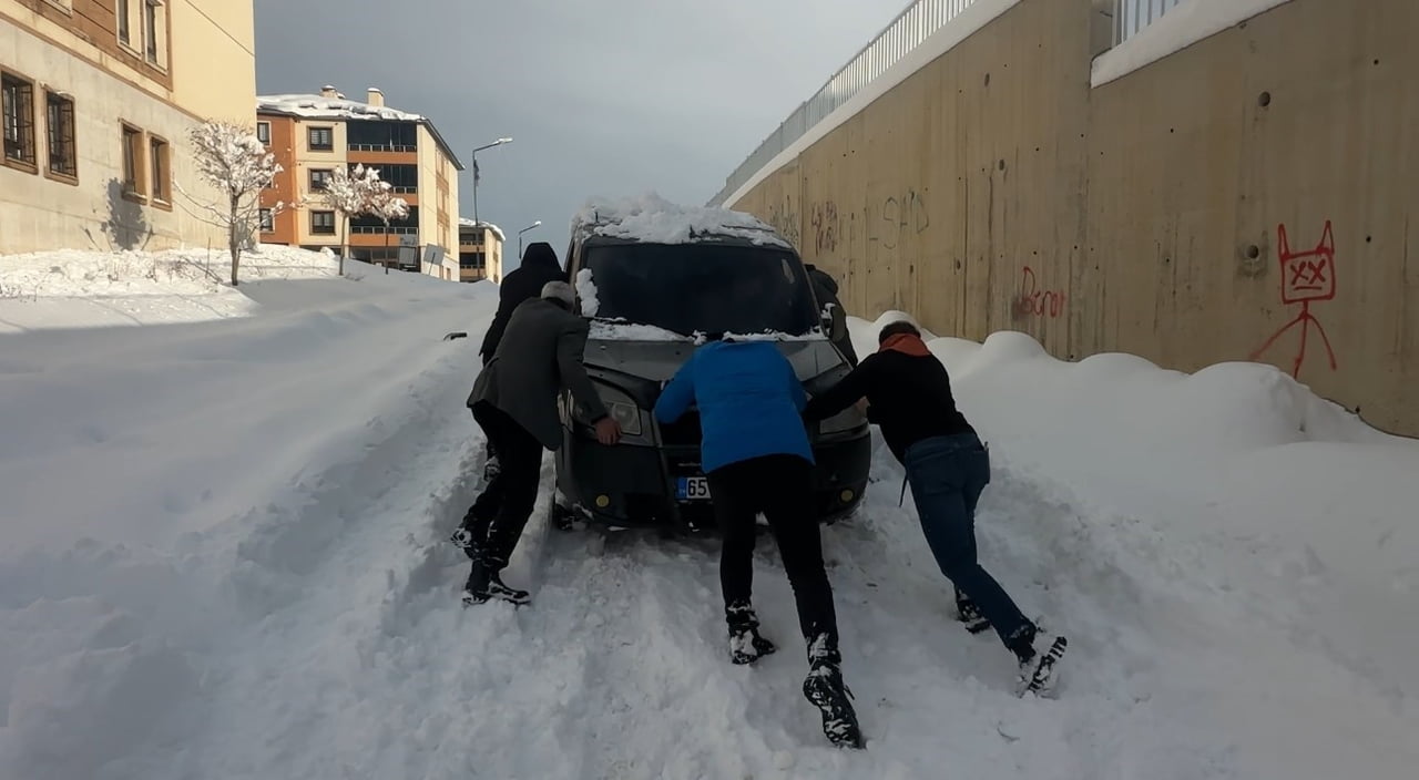 HAKKARİ’NİN YÜKSEKOVA İLÇESİNDE ETKİLİ OLAN YOĞUN KAR YAĞIŞI NEDENİYLE YOLDA MAHSUR KALAN ARAÇ...
