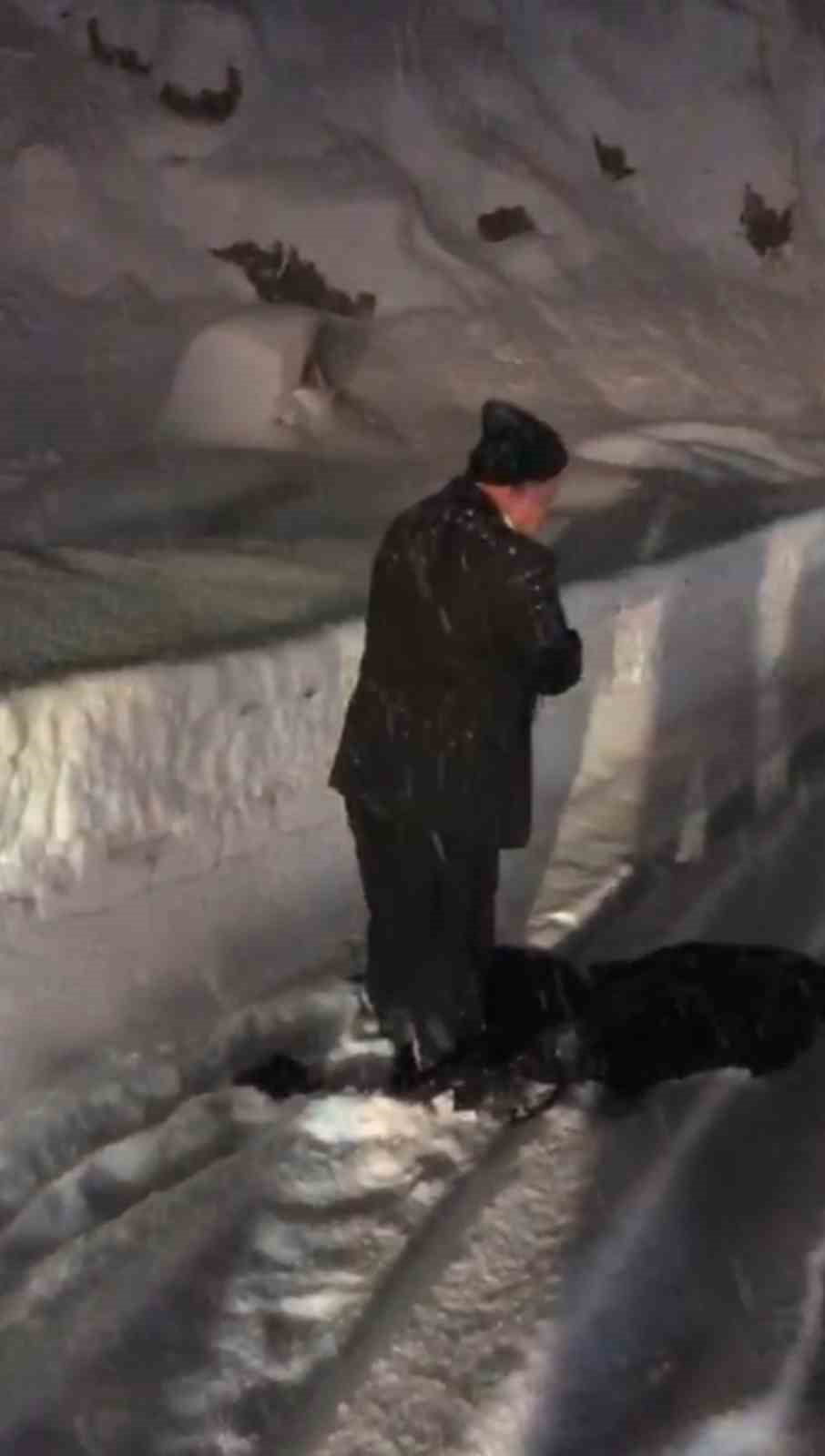 HAKKARİ’NİN YÜKSEKOVA İLÇESİNDE ETKİLİ OLAN YOĞUN KAR YAĞIŞI VE TİPİ HAYATI OLUMSUZ ETKİLERKEN...