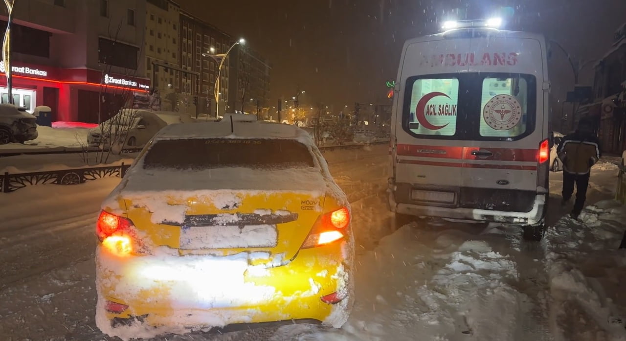 HAKKARİ’NİN YÜKSEKOVA İLÇESİNDE GECE SAATLERİNDE ANİDEN RAHATSIZLANAN BİR GENÇ, TAKSİ ŞOFÖRÜNÜN...