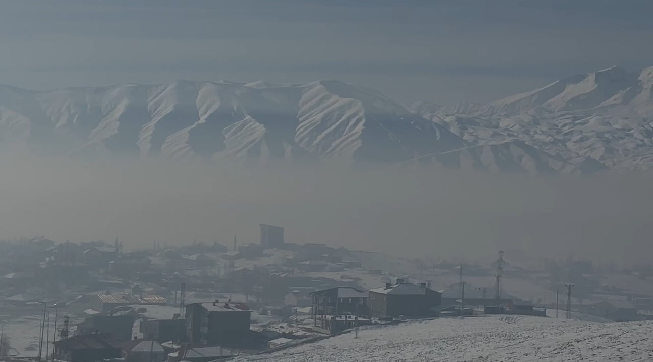 HAKKARİ’NİN YÜKSEKOVA İLÇESİNDE HAYATI OLUMSUZ ETKİLEYEN SİS, ORTAYA KARTPOSTALLIK GÖRÜNTÜLER...