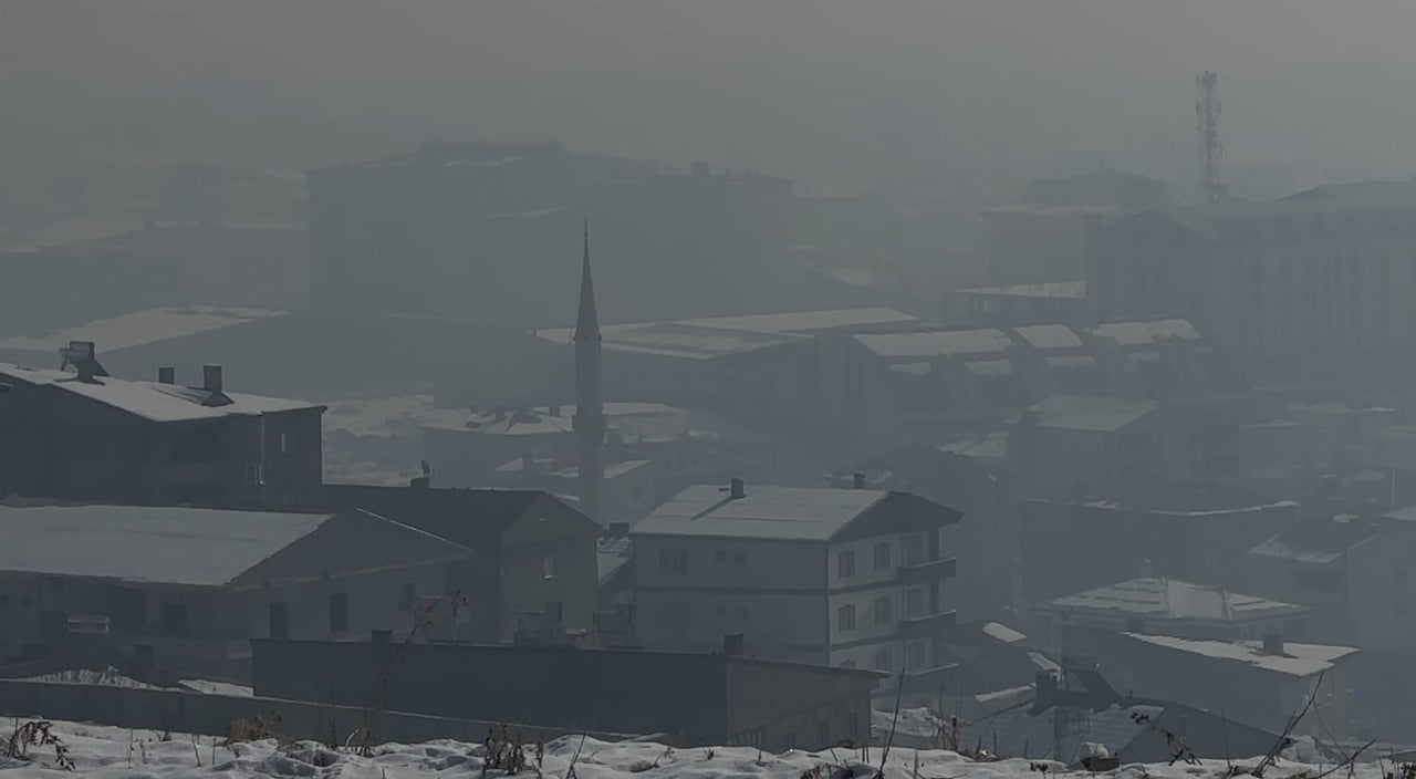 HAKKARİ’NİN YÜKSEKOVA İLÇESİNDE HAYATI OLUMSUZ ETKİLEYEN SİS, ORTAYA KARTPOSTALLIK GÖRÜNTÜLER...