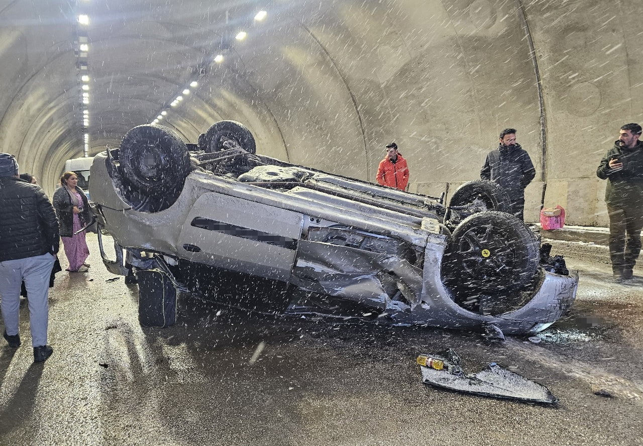 HAKKARİ’NİN YÜKSEKOVA İLÇESİNDE MEYDANA GELEN TRAFİK KAZASINDA 3 KİŞİ YARALANDI.
