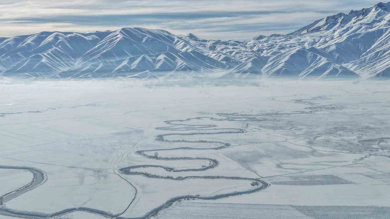 HAKKARİ’NİN YÜKSEKOVA İLÇESİNDEKİ MENDERESLERİN KAR ALTINDAKİ MANZARASININ CİLO DAĞI’YLA...