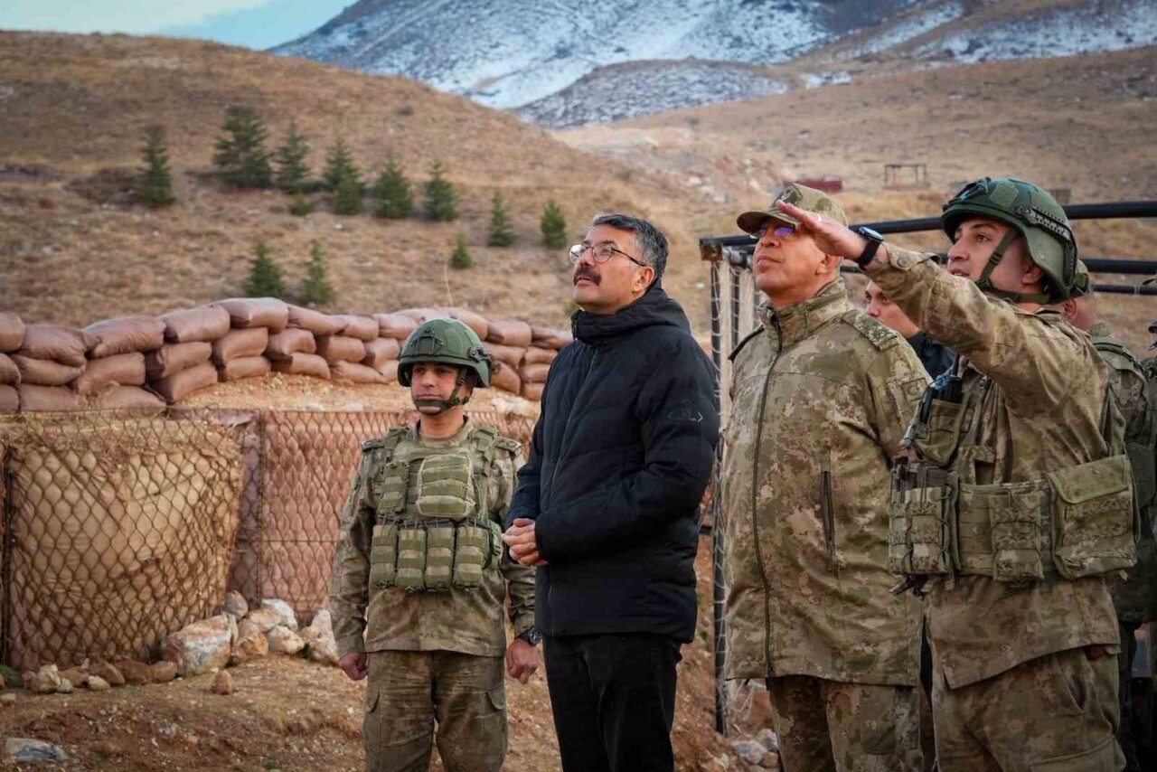 HAKKÂRİ VALİSİ ALİ ÇELİK, 2. ORDU KOMUTANI KORGENERAL ZORLU TOPALOĞLU, 3. PİYADE TÜMEN KOMUTANI...