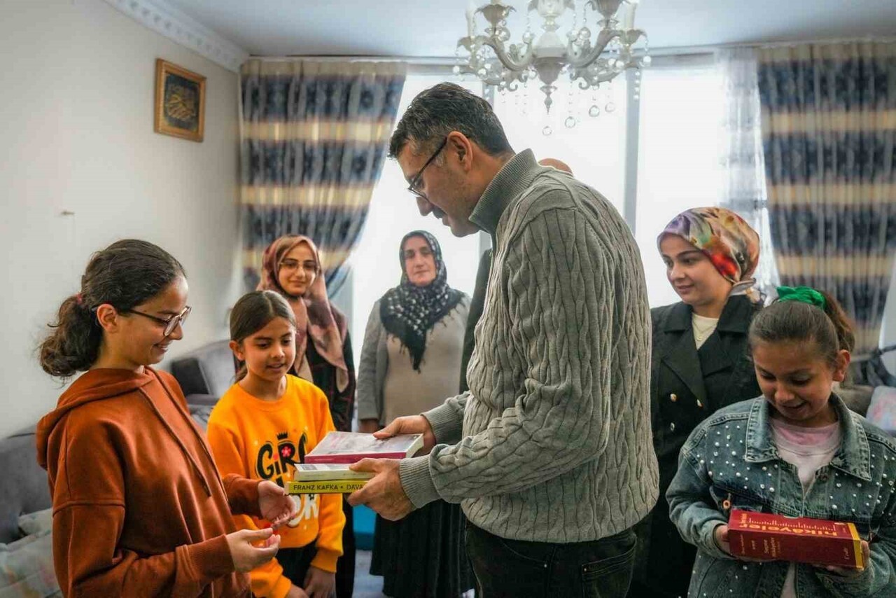 HAKKÂRİ VALİSİ ALİ ÇELİK, AİLE VE SOSYAL HİZMETLER İL MÜDÜRÜ ABDULHALİM ÜNALAN İLE BİRLİKTE ŞEHİT...