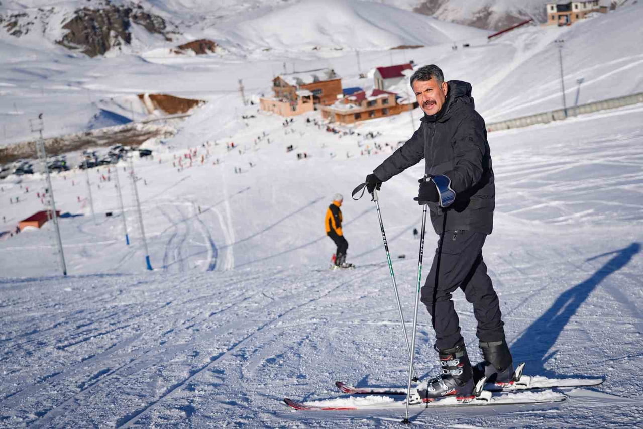 HAKKÂRİ VALİSİ ALİ ÇELİK, MERGABÜTAN KAYAK MERKEZİ’Nİ ZİYARET EDEREK YENİ KIŞ SEZONUNA İLİŞKİN...