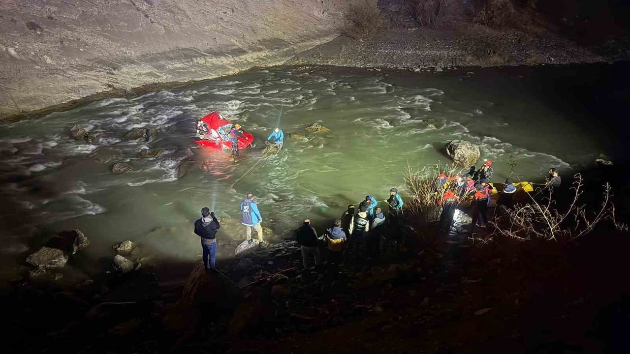 HAKKARİ-VAN KARAYOLU ÜZERİNDE BULUNAN SEYİR KAFE OTOPARKINDAN İDDİAYA GÖRE KALKIŞ YAPAN S.D....
