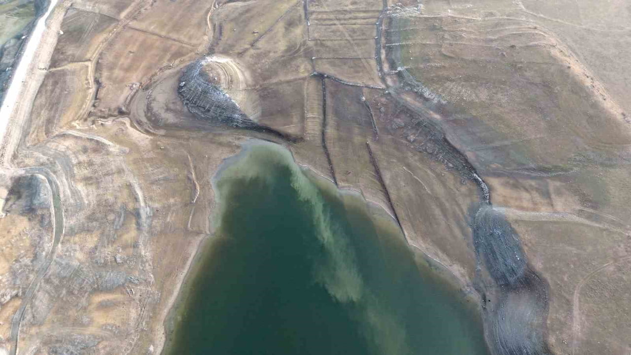 HATAP BARAJI'NDA HAVADAN ÇEKİLEN GÖRÜNTÜLER KURAKLIĞIN BOYUTUNU GÖZLER ÖNÜNE SERDİ.