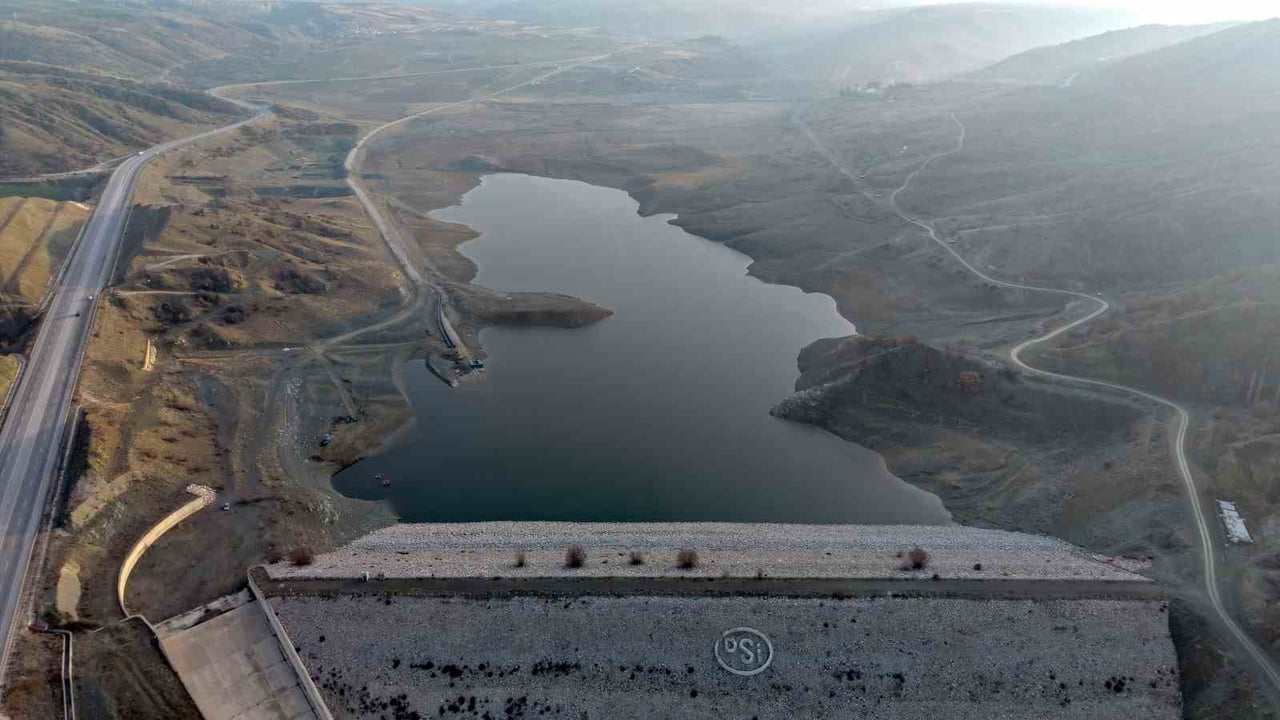 HATAP BARAJI'NDA HAVADAN ÇEKİLEN GÖRÜNTÜLER KURAKLIĞIN BOYUTUNU GÖZLER ÖNÜNE SERDİ.