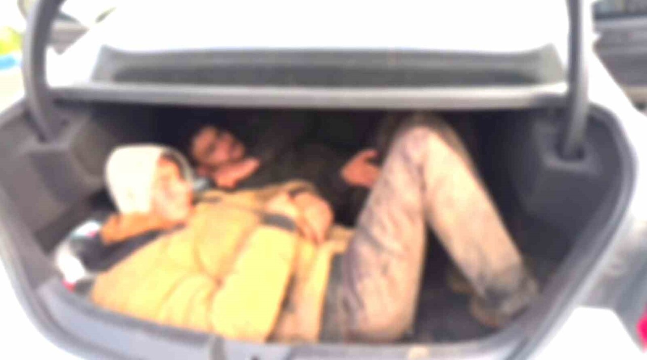 HATAY'DA AVRUPA ÜMİDİYLE YOLA ÇIKAN 8 KAÇAK GÖÇMEN YAKALANIRKEN, OTOMOBİLDE 8 GÖÇMENİ KAÇIRAN...