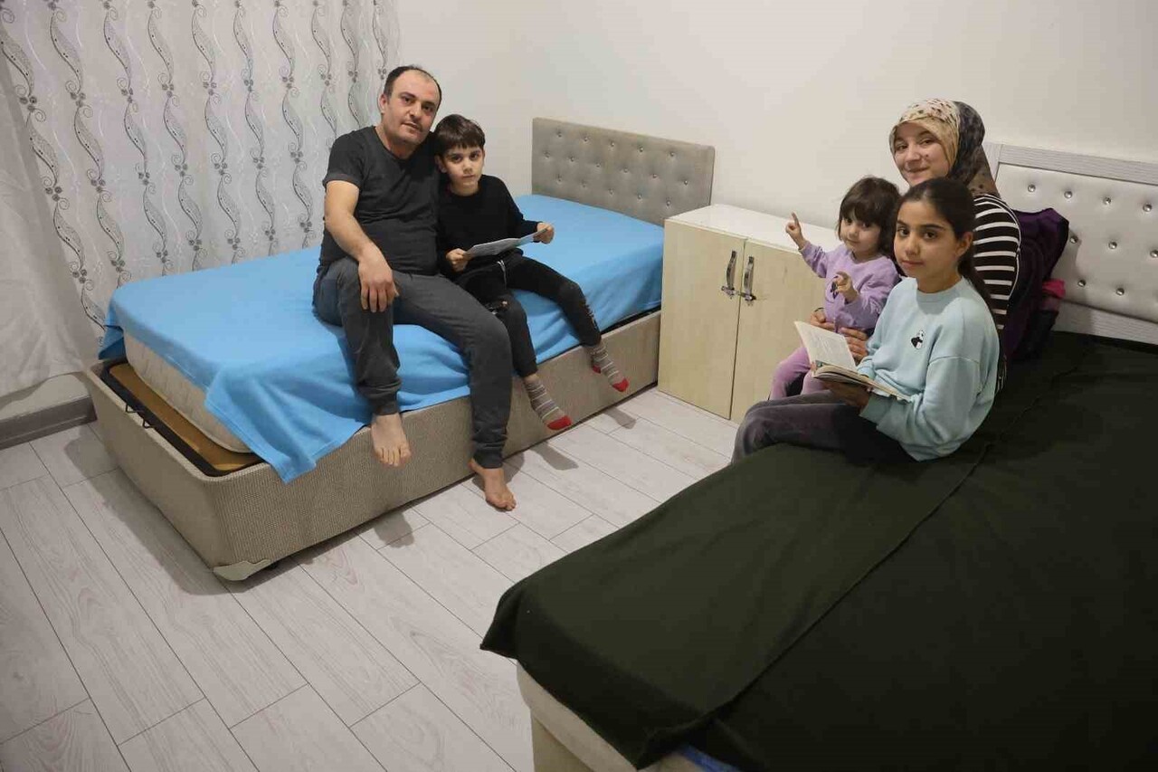 HATAY'DA DEPREMİN YARALARININ SARILMASIYLA SICAK YUVALARINA KAVUŞAN AFETZEDE VATANDAŞLAR, DEM...