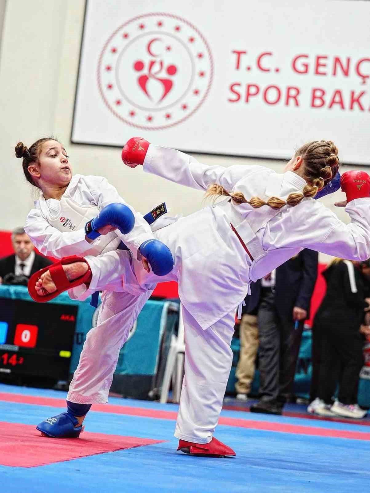 HATAY'DA DÜZENLENEN KARATE ORGANİZASYONUNDA YAKLAŞIK 1.500 SPORCUNUN MİNDERE ÇIKMASI, SPORUN...