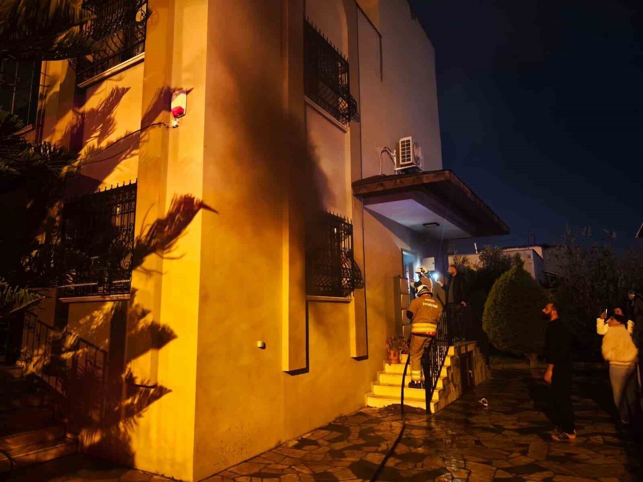 HATAY'DA ELEKTRİK KONTAĞINDAN ÇIKAN YANGINDA ALEVLERE TESLİM OLARAK YANAN EV KULLANILMAZ HALE...