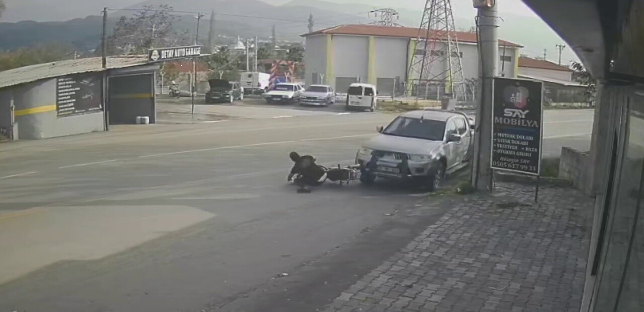 HATAY'DA GÜVENLİK KAMERASINA YANSIYAN KAZADA CİPLE ÇARPIŞAN MOTOSİKLETİN SÜRÜCÜSÜ METRELERCE...