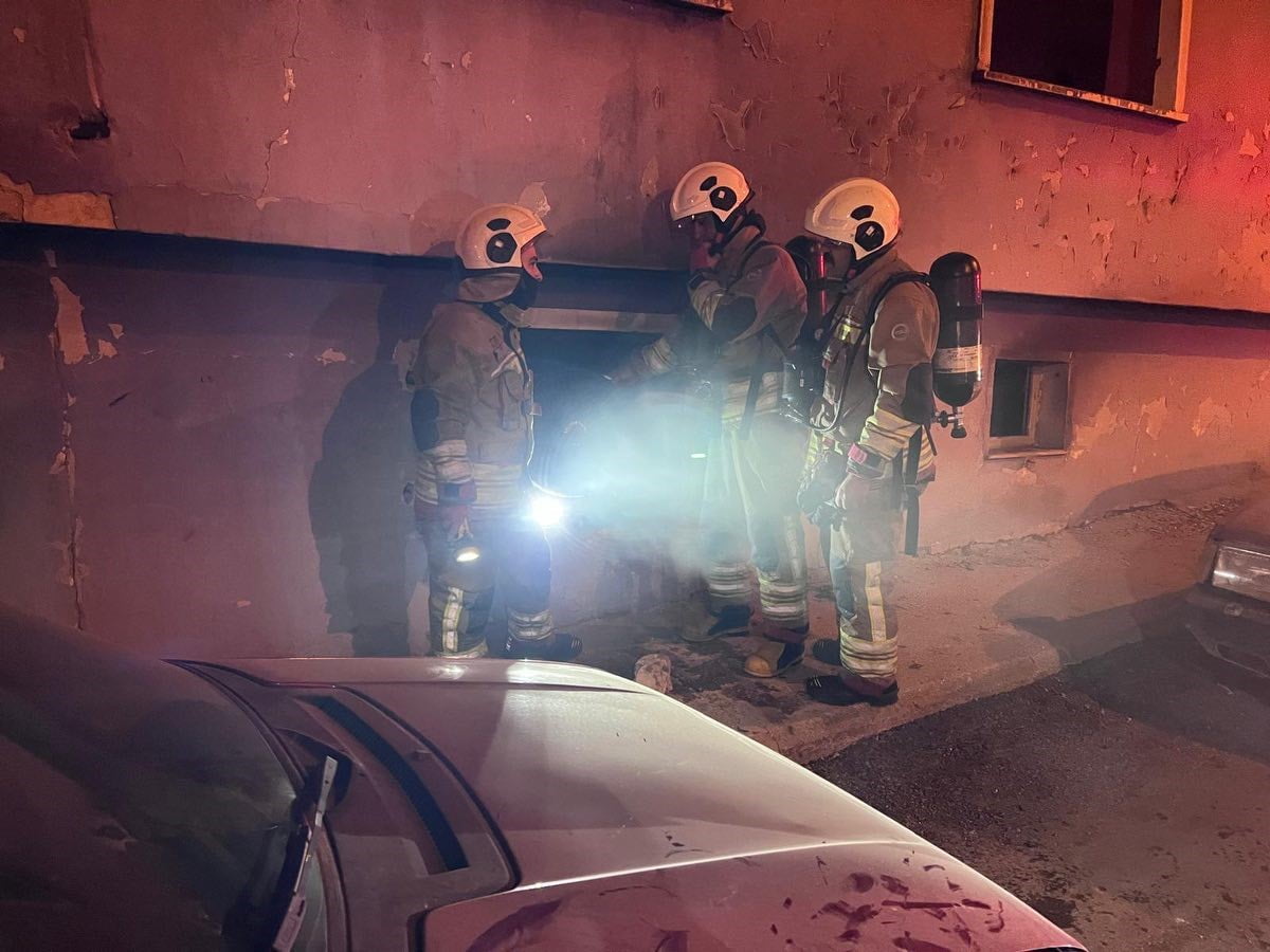 HATAY'DA METRUK BİNADA ÇIKAN YANGIN, ÇEVREYE SIÇRAMADAN KONTROL ALTINA ALINDI.