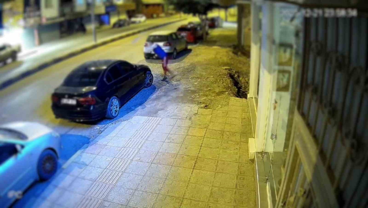 HATAY'DA PARK HALİNDE BULUNAN 6 ARAÇ VE 4 İŞ YERİNE ZARAR VEREREK CAMLARINI TAŞLA KIRAN ALKOLLÜ...