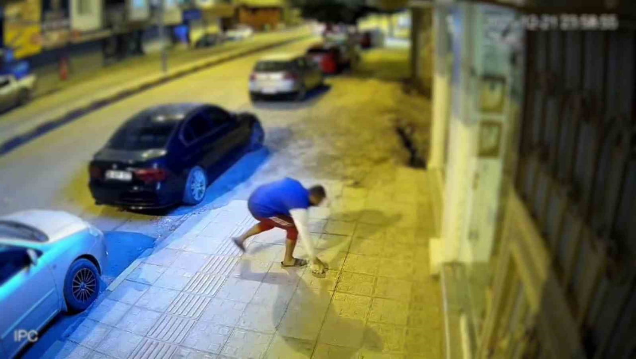 HATAY'DA PARK HALİNDE BULUNAN 6 ARAÇ VE 4 İŞ YERİNE ZARAR VEREREK CAMLARINI TAŞLA KIRAN ALKOLLÜ...