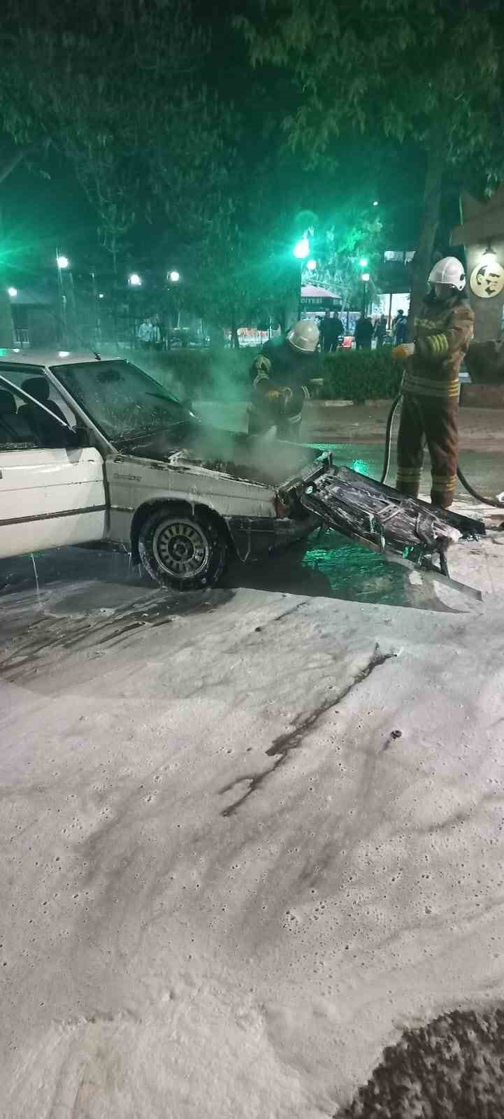 HATAY'DA SEYİR HALİNDEYKEN ALEVLERE TESLİM OLAN OTOMOBİL YANARAK KULLANILMAZ HALE GELDİ.