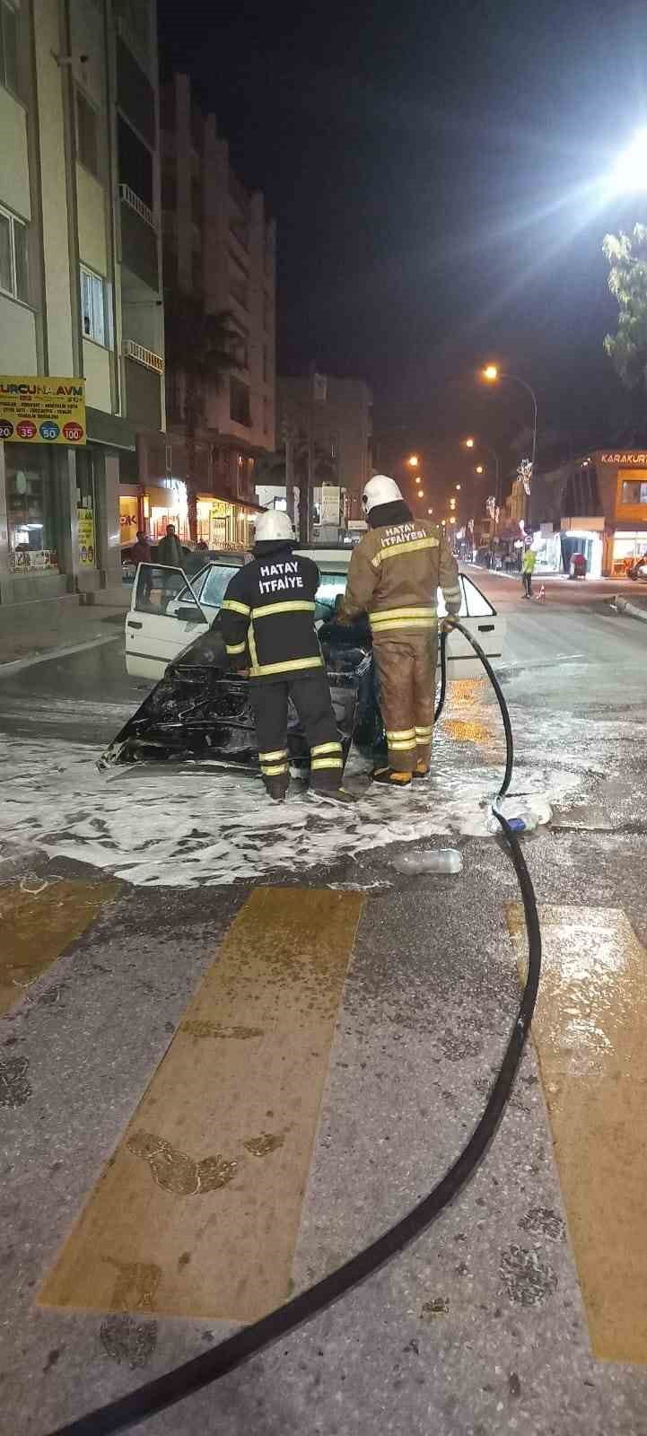 HATAY'DA SEYİR HALİNDEYKEN ALEVLERE TESLİM OLAN OTOMOBİL YANARAK KULLANILMAZ HALE GELDİ.