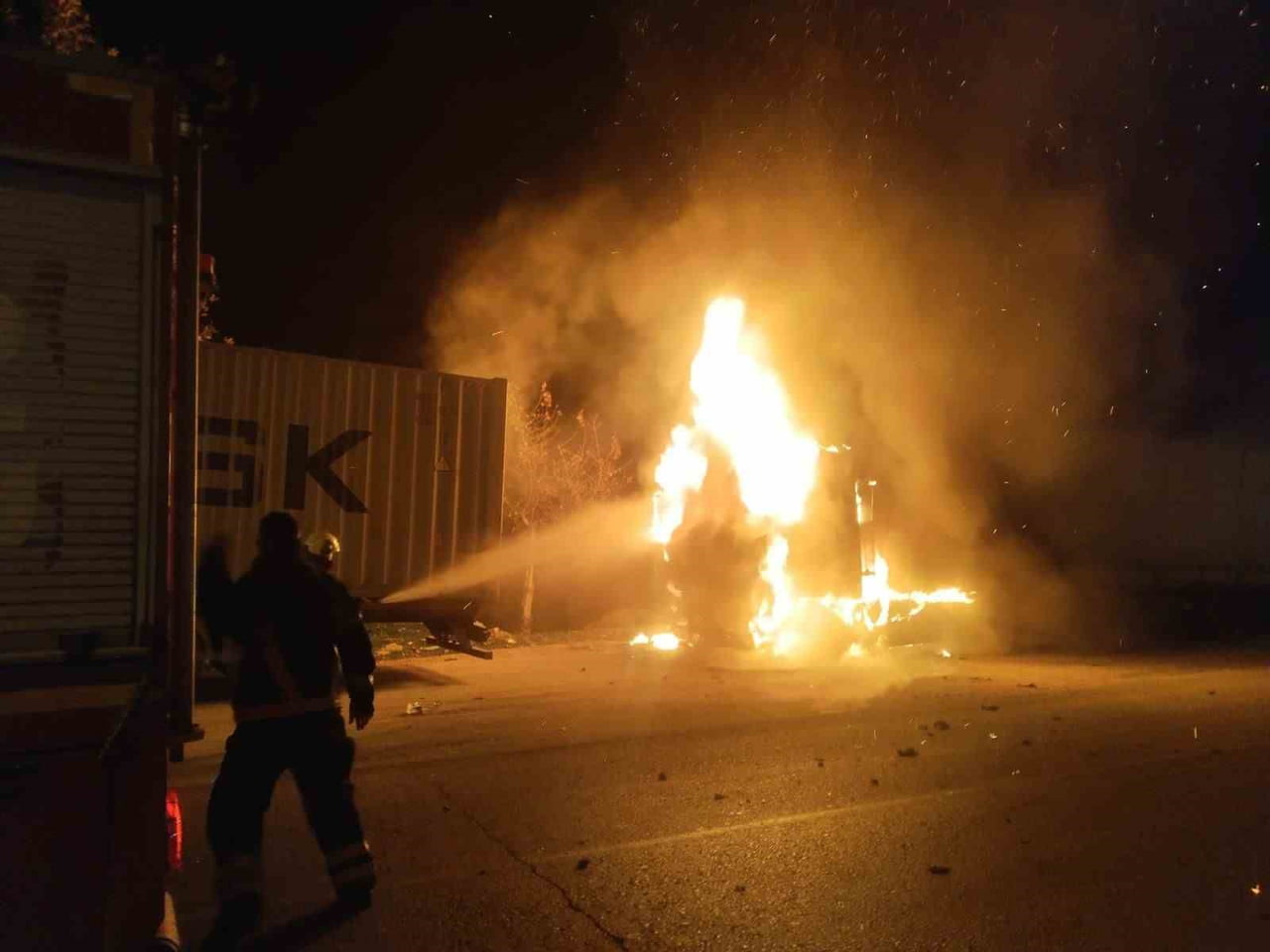 HATAY'DA SEYİR HALİNDEYKEN ALEVLERE TESLİM OLAN TIR YANARAK KULLANILMAZ HALE GELDİ.