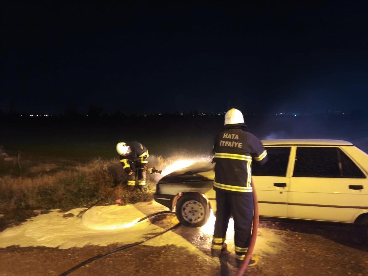 HATAY'DA SEYİR HALİNDEYKEN MOTOR KISMI YANMAYA BAŞLAYAN OTOMOBİLDE HASAR OLUŞTU.